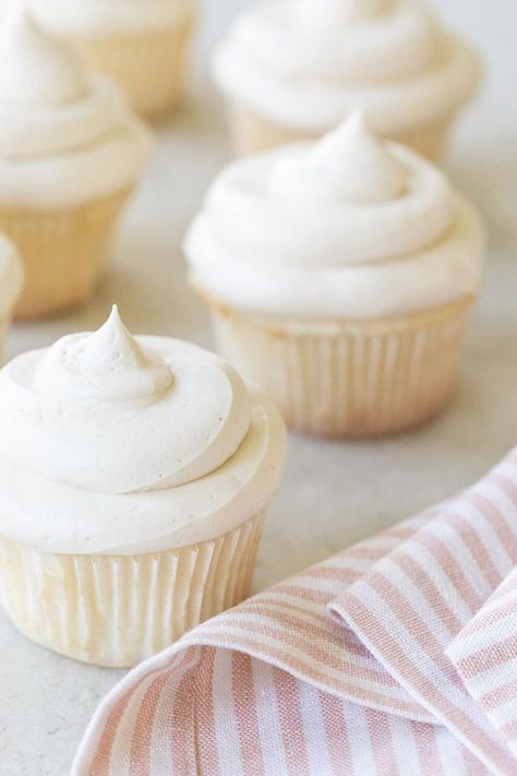 Easy Buttercream Frosting, Cupcakes Vanilla, Vanilla Cupcake Recipe, Recipe Cake, Cupcake Recipes Chocolate, Vanilla Buttercream Frosting, Buttercream Frosting Recipe, Lemon Cupcakes, Cupcake Recipe