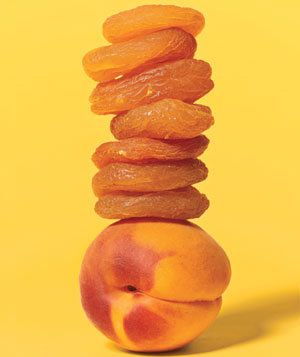 Dried apricots piled on fresh apricot | Real Simple answers your questions. Dried Apricot, Fruit Nutrition, Dehydrated Food, Dried Apricots, Food Places, Mixed Nuts, Healthy Fruits, Fruit Snacks, Real Simple