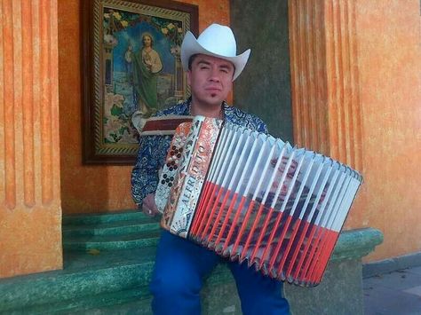 Me encanta este foto de el con su Acordeon y el Santo pintado ♡ Post Mortem, Music Heals, Everything Pink, One Stop Shop, Celebrity News, Cowboy Hats, The One, Musician, Entertainment