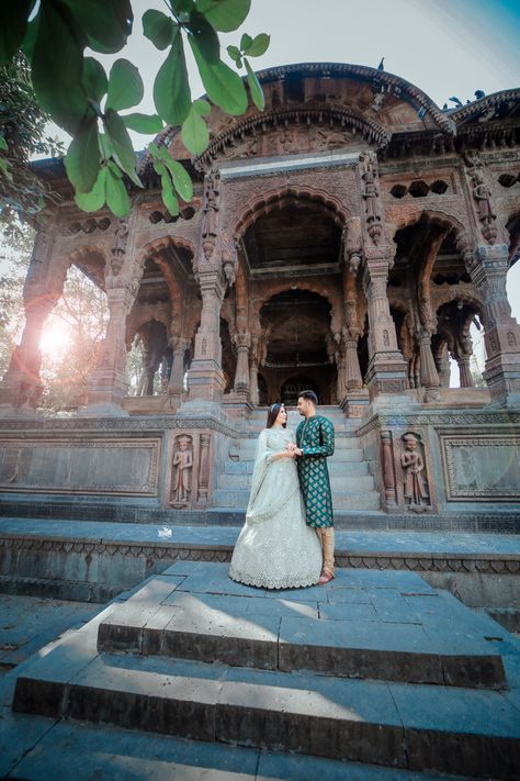 Hampi Photoshoot, Marathi Outfit, Rajwada Indore, Temple Poses, Engagement Portraits Poses, Temple Wedding Photography, Pre Wedding Photoshoot Props, Indian Wedding Poses, Pre Wedding Photoshoot Outfit