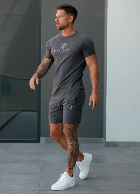 Product Details Men's Training T-Shirt Gym wear/Casual wear Regular fit Reflective branding, in White Set in sleeves Size and Fit Model is wearing: Size Medium Model's height: 5'11" Care and Material Machine wash at 30°C. 95% Cotton, 5% Elastane. Style Code: SST-A2C3F Men’s Gym Wear Outfits, Slim Fit Outfits For Men, Mens Gym Outfits Workout Gear, Gymshark Outfit Mens, Male Gym Outfit, Gym Outfit Men Fitness, Fitness Brand Logo, Gym Outfit Men Style, Gym Fashion Men's