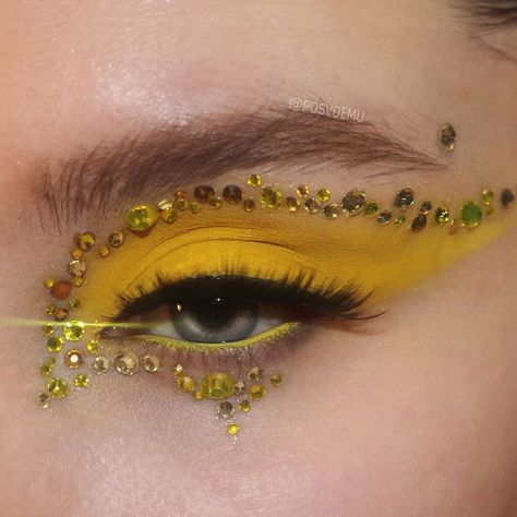 i need more yellow rhinestones @lizzobeeating inspired look @colourpopcosmetics totally buggin, sweet spot, crssd creme gel liner… Unique Eye Makeup, Editorial Make-up, Soft Make-up, Basic Makeup Tutorial, Make Up Gold, Yellow Prom, Yellow Makeup, Yellow Eyeshadow, Prom Inspo