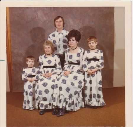 Bad Family Photos, Reflexology Sandals, Funny Family Photos, Awkward Pictures, Awkward Photos, Family Photoshoots, Awkward Family Photos, Bad Photos, Glamour Shots