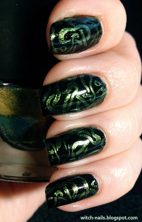 Demon Snake, Snake Nail Art, Snake Nail, Snake Green, Witch Nails, White Manicure, Stiletto Nails Designs, Green Snake, Art Videos Tutorials