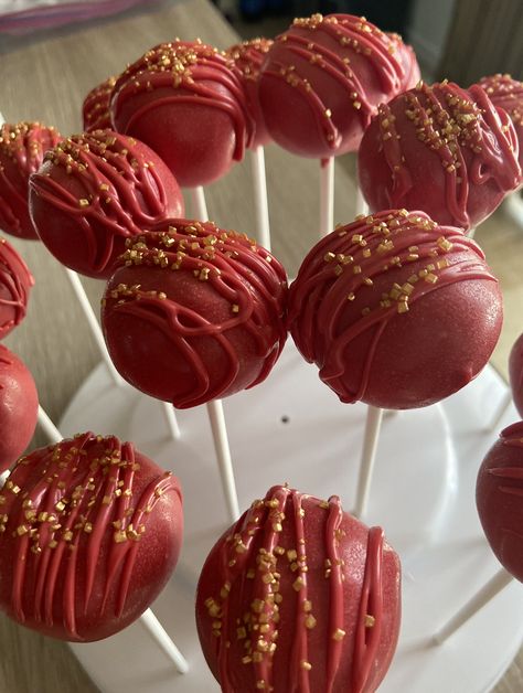 Maroon Cake Pops, Burgundy Desserts, Burgundy Cake Pops, Red Cakepops, Maroon Food, Red Cake Pops, Fancy Cake Pops, Goth Cakes, Grad Party Food