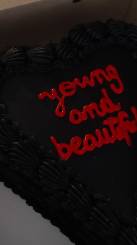 Torta negra en forma de corazón con la frase young and beautiful de Lana del Rey en rojo. Black cake heart shaped. Lana Del Rey Cake Birthday, Lana Del Rey Birthday Cake, Lana Del Rey Cake, Seventeen Birthday, 23 Birthday Cake, Birthday 19, Seventeenth Birthday, Birthday Pic, Black Cake