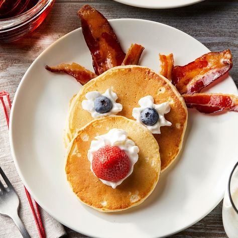 Reindeer Pancakes Christmas Reindeer Pancake, Christmas Breakfast Reindeer, Reindeer Breakfast Ideas, Reindeer Pancakes Bacon, Reindeer Pancake Breakfast, Rudolph Pancakes For Kids, Kids Christmas Pancakes, Christmas Pancakes Ideas, Santa Claus Pancakes