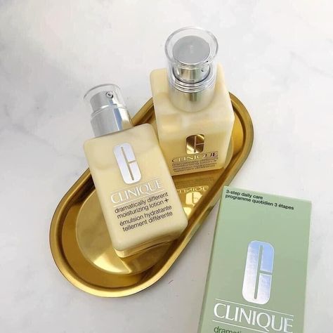 Clinique Dramatically Different Moisturizing Gel is a must-have! Get 8 hours of oil-free hydration that absorbs quickly and keeps your skin glowing and healthy. Shop this Tuesday deal today for $44.95 (retail value $56.00) + save an extra 15% off with code SUMMER15. Cosmetic Creative, Gel Moisturizer, Beauty Products Photography, Moisturizing Lotions, Oil Free, Glowing Skin, Lotion, Blogger, Skin Care