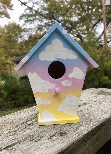 Simple Birdhouse Painting Ideas, Creative Bird Houses Ideas, Bird Houses Painted Easy, Cute Bird House Painting Ideas Easy, Bird House Ideas Painted, Bird House Designs Paint, Easy Bird House Painting Ideas, Bird House Painting Ideas Simple, Cute Birdhouse Painting Ideas