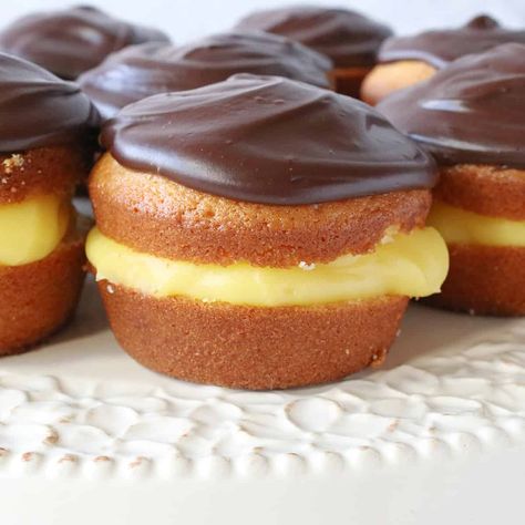 Boston Creme Dessert, Boston Cream Cupcakes Easy, Boston Crème Cupcakes, Boston Cream Cupcakes Recipe, Boston Creme Pie, Boston Cream Pie Recipe, Creme Cupcake, Boston Cream Cupcakes, Boston Cream Pie Cupcakes