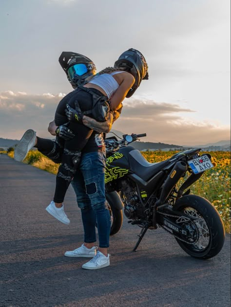 Couple Motorbike, Dirt Bike Couple, Motocross Couple, Motorcycle Couple Pictures, Country Couple Pictures, Bike Couple, Cute Country Couples, Biker Couple, Motorcycle Couple