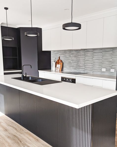 Black and white modern kitchen Black And White Contemporary Kitchen, Kitchen Island Paneling Ideas, Modern Black And White Kitchen, White Contemporary Kitchen, Luxury Kitchen Island, Modern Black Kitchen, Kitchen Decor Styles, Black And White Kitchen, Kitchen Contemporary