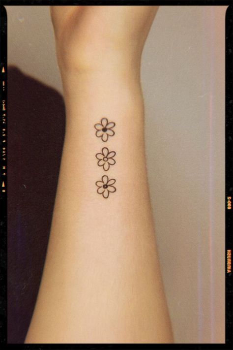 Small Tattoo Tiny Feminine Tattoos, Tattoo October, Small Daisy Tattoo, Tiny Flower Tattoos, Minimal Tattoo Ideas, Daisy Flower Tattoos, Floral Back Tattoos, Simple Flower Tattoo, Tiny Wrist Tattoos