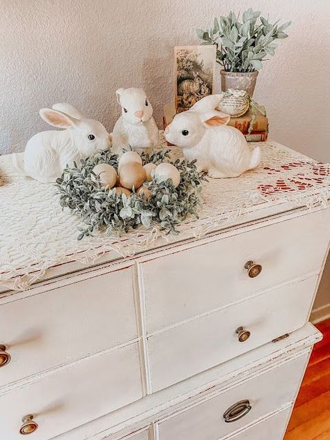 I'm sharing my Spring and Easter decor, vintage and farmhouse style! Spring Vintage Decor, Farmhouse Easter Decor Ideas, Vintage Spring Aesthetic, Neutral Easter Decor, Vintage Spring Decor, Spring Mantle Decor, Vintage Easter Decor, Vintage Easter Decorations, Easter Decor Ideas