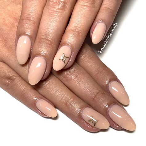 Gemini Mini Tattoo, Nails Gemini Design, Gemini Nails Designs Short, Gemini Nail Art, Delicate Gemini Tattoo, Gemini Inspired Nails, Birthday Nails Gemini, Zodiac Nails Designs Gemini, Gemini Nails Designs