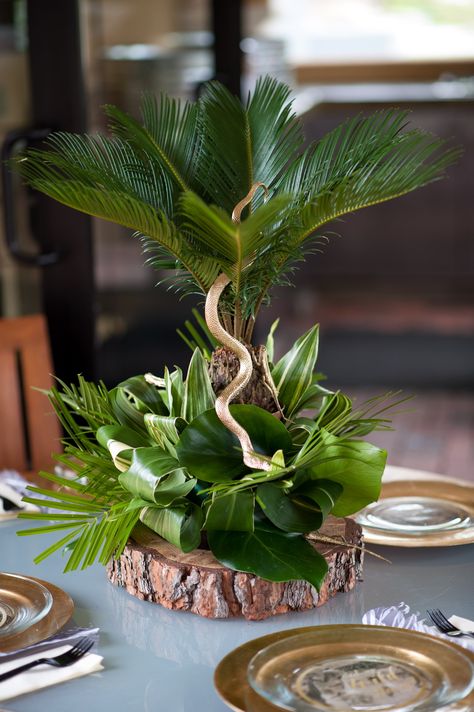 Image Safari First Birthday Party, Tropisk Fest, Safari Centerpieces, Safari First Birthday, Safari Baby Shower Boy, Tropical Table, Baby Shower Ideas For Boys, Jungle Wedding, Jungle Thema