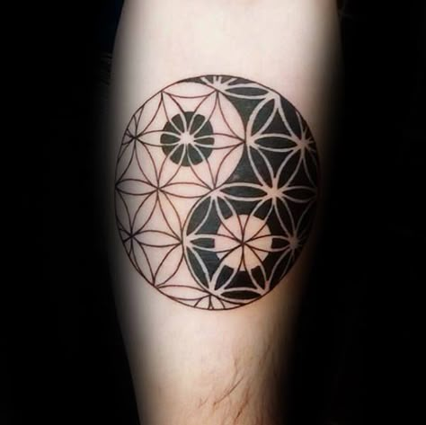 Yin Yang Male Flower Of Life Arm Tattoo Ideas Geometric Yin Yang Tattoo, Tato Mandala, Dotwork Tattoo Mandala, Lotusblume Tattoo, Flower Of Life Tattoo, Tattoo Ideas Males, Tatuagem Masculina Pequena, Tattoo Diy, Yin Yang Tattoos