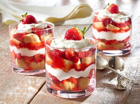 Give classic tiramisu a delicious red touch! To make this elegant recipe, spongy GOYA® Lady Fingers Cookies are covered with blended and fresh strawberries and layered with a creamy mixture of Neufchatel cheese, cream and a splash of vanilla. Truly spectacular! Strawberry Mascarpone, Tiramisu Trifle, Fruit Trifle, Strawberry Tiramisu, Berry Trifle, Food Holidays, Mascarpone Cream, Baked Alaska, Eton Mess