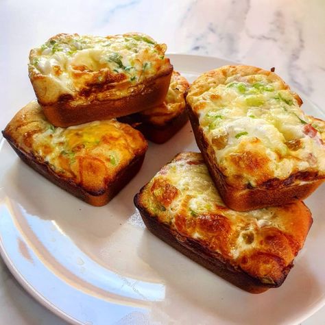 Today’s deliciousness centres around a street food snack that Koreans often eat for breakfast! Egg bread is a mini loaf that has a whole egg... Egg Baguette, Korean Egg Bread, Korean Egg, Egg Bread, Korean Kitchen, Mini Loaf Pan, Mini Egg, Food Snack, Perfect Brunch