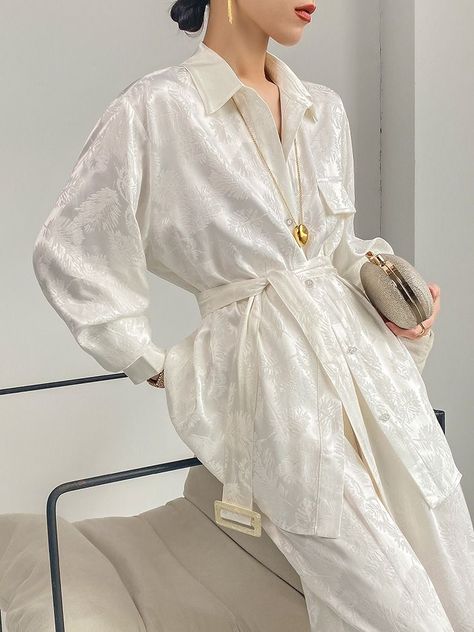 Suit Street Style Women, All White Outfit Women, Suit Street Style, Street Style Suit, Look Gatsby, Jacquard Suit, Army Art, Mode Abaya, Mode Casual