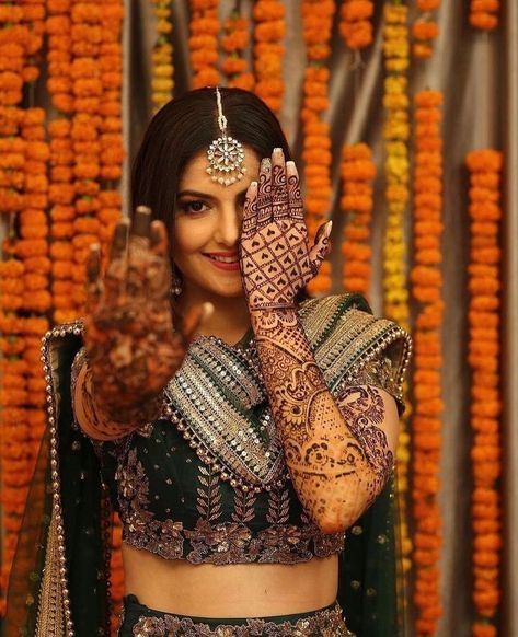 Without some creative mehendi poses, the photography session of the mehendi cannot be complete. Here are the Most beautiful and unique mehendi portraits ideas for brides. #shaadisaga #indianwedding #mehendiposeforbride #mehendiposewithfriends #mehendiposeforbridewithsister #mehendiposephotography #mehendiposebridal #mehendiposecouple #mehendiposephotoshoot #mehendiposegirls #mehendiposeindianbride #mehendiposeindianbridal #mehendiposegroom #mehendiposeideas #mehendiportrait Mehendi Photography Bridal, Mehendi Photoshoot, Haldi Poses For Bride, Mehndi Pictures, Bridal Mehendi Designs Wedding, Haldi Photoshoot, Mehendi Photography, शादी की तस्वीरें, Indian Bride Poses