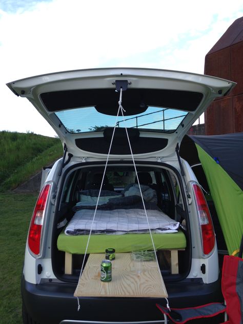 Car Camping Ideas, Caddy Camping, Berlingo Camper, Minivan Camper Conversion, Zelt Camping, Suv Camper, Auto Camping, Minivan Camping, Truck Bed Camping