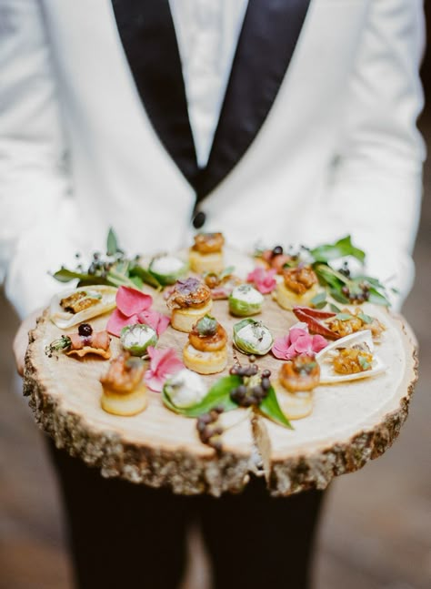 Buffet Photography, Ideas Para Catering, Appetizers Wedding, Wedding Canapes, Romantic Industrial, Industrial Wedding Inspiration, Wedding Appetizers, Catering Display, Food Wedding