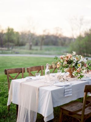 French Chateau Wedding Inspiration, Romantic Wedding Receptions, Countryside Style, Outdoor Dinner Parties, Romantic Wedding Inspiration, Wedding Tablecloths, Countryside Wedding, Table Runners Wedding, Outdoor Table Settings