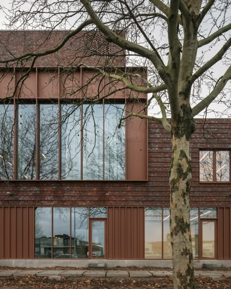 a2o architecten, Stijn Bollaert · PXL-MAD SCHOOL OF ARTS · Divisare School Of Arts, Wood Facade, Metal Facade, Exhibition Room, Facade Material, Brick And Wood, Brick Architecture, Brick Facade, Concrete Structure