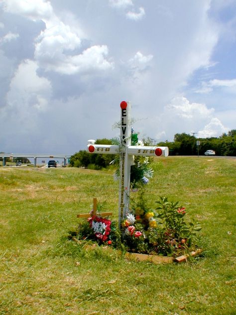 Roadside Memorial Ideas, Roadside Memorial, Memorial Ideas, Momento Mori, Memorial Garden, Outdoor Decor, Flowers, Quick Saves