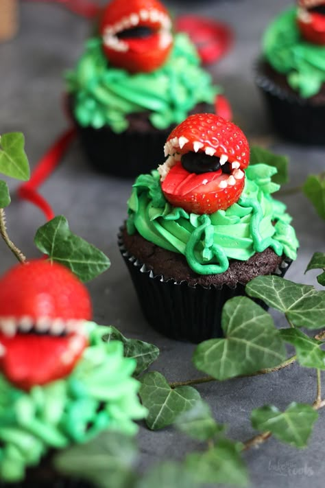 Easy Halloween Food Ideas, German Buttercream, What To Bake, Audrey 2, Strawberry Poke Cakes, Halloween Apples, Postres Halloween, Spooky Ideas, Dulces Halloween