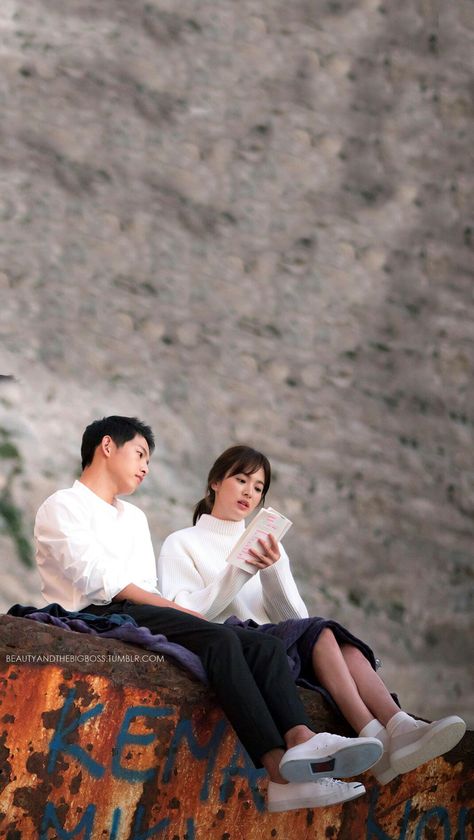 Dots Kdrama, Descendant Of The Sun, Descendants Of The Sun Wallpaper, Song Hye Kyo Style, Most Handsome Korean Actors, Songsong Couple, Korean Couple Photoshoot, Descendants Of The Sun, Korean Drama Romance