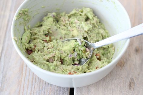 Tonijn-avocado salade | Lekker en Simpel Guacamole, Avocado, Ethnic Recipes