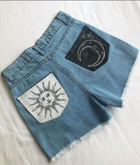 Pinturas Em Shorts Jeans, Shorts Painting Ideas, Shorts Pintados, Painted Denim Shorts, Custom Jeans Diy, Denim Diy Clothes, Painted Shorts, Painted Clothes Diy, Hand Painted Denim Jacket