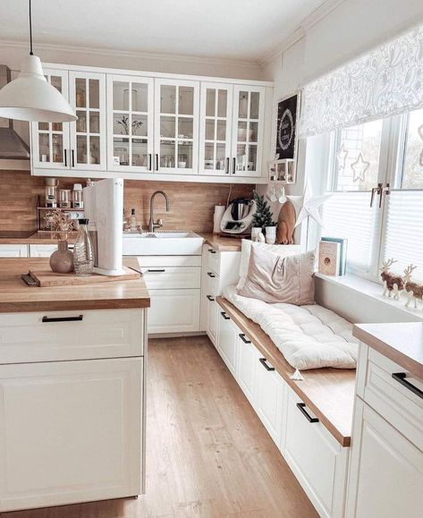 Window Seat Kitchen, Dream Kitchens Design, Beige Kitchen, Casa Vintage, Little Kitchen, Cozy Kitchen, Kitchen Style, Little House, Home Decor Kitchen