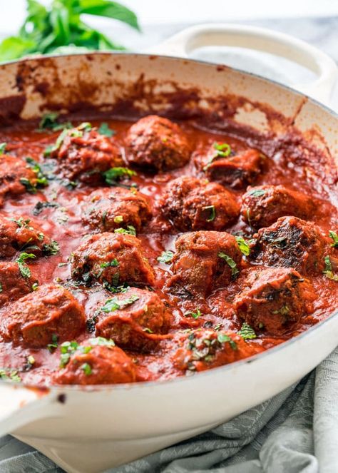 These Moroccan Meatballs are extra juicy and super delicious with great Moroccan inspired flavors, in a rich and wonderful tomato sauce that will have everyone begging for seconds.  www.jocooks.com #meatballs Recipe For Meatballs, Beef Recipes Easy Dinners, Moroccan Meatballs, Moroccan Beef, Recipes Spicy, Slow Carb, Minced Meat Recipe, Moroccan Dishes, Jo Cooks