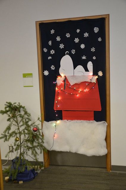 Office Door Holiday Decorations, Xmas Door Decoration, Snoopy Christmas Door Decorations, Locker Christmas Decorations, Snoopy Door Decorations Classroom, Snoopy Christmas Door, Halloween Door Contest Ideas, Halloween Door Decorations Contest, Holiday Classroom Doors