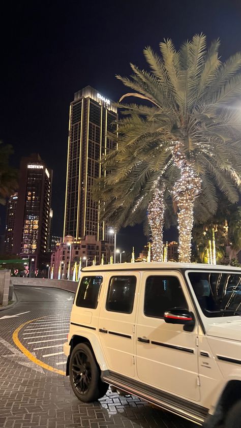 Dubai Nightlife, Rich Rich, Dubai Aesthetic, Dream Cars Mercedes, Night Scenery, Pretty Landscapes, Rich Lifestyle, Luxury Lifestyle Dreams, Dubai Travel