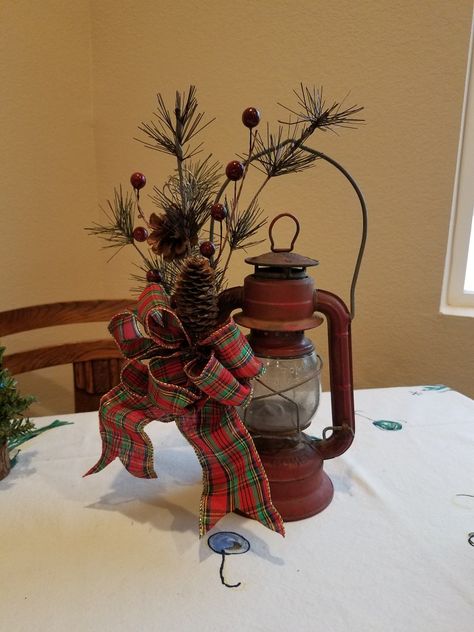 Crock Christmas Decorating Ideas, Old Oil Lantern Decor Ideas, Vintage Oil Lamp Decor Ideas, Gas Can Christmas Decor, Metal Bucket Decor Ideas, Decorate A Lantern For Christmas, Repurposed Lanterns Upcycle, Christmas Lanterns Decorated Diy, Diy Christmas Lantern Recycled