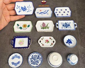 Mini Cooking, Tiny Cooking, Painted Ceramic Plates, Dollhouse Miniatures Kitchen, Miniature Pottery, Miniature Plates, Mini Plate, Dollhouse Food, Ceramic Tray