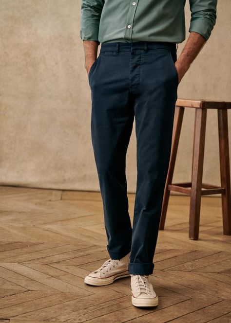 Tom Chinos - Navy - Organic Cotton - Sézane Converse Men Outfit, Pants Men Outfit, Navy Blue Pants Outfit, Brown Blundstone, Chinos Men Outfit, Stylish Men Outfits, Euro Fashion, Blue Pants Men, Navy Denim Jacket