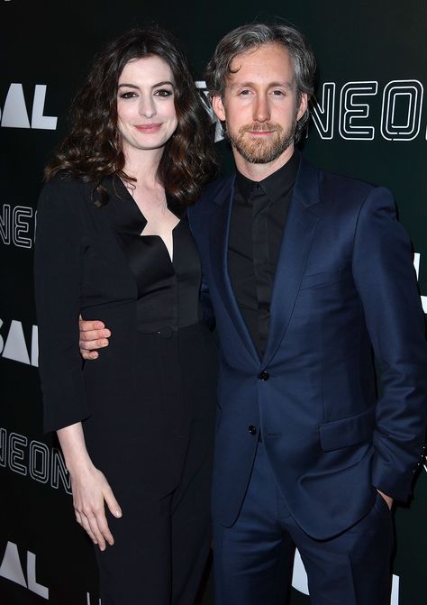 Twitter users have a convincing argument as to why Anne Hathaway's husband Adam Shulman is *actually* William Shakespeare. Adam Shulman, Back Toning, First Month Of Pregnancy, Giambattista Valli Haute Couture, Pregnancy Hormones, Robin Thicke, Baggy Clothes, Catherine Zeta Jones, Celebrity Moms