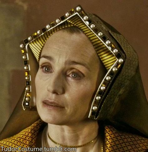 Elizabeth Howard The Other Boleyn Girl, a fine example of a Gabled hood French Hoods, Gable Hood, The Other Boleyn, Mary Boleyn, Tudor Gown, Elizabethan Fashion, Tudor England, Katherine Howard, Tudor Fashion