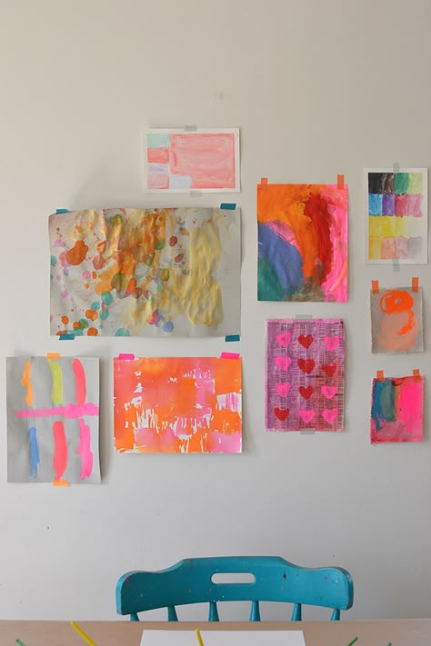 hang up a gallery wall of kids art with washi tape Kids Art Display Wall, Classroom Art Display, Kids Art Space, Art Pictures Ideas, Art Display Wall, Kids Art Galleries, Art Display Kids, Art Studio At Home, Art Bar