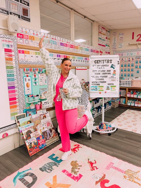 Teacher Dream Board, Elemtary School Teacher, Early Childhood Teacher Aesthetic, Teacher Aethstetic, Pink Classroom Aesthetic, Teacher Astethics, Future Kindergarten Teacher, Teaching Aesthetic Classroom, Aesthetic Classrooms