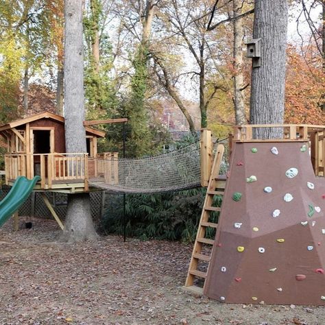 Tree Platform For Kids, Cool Tree Houses For Kids, Treehouse Playhouse, Treehouse Kids, Playhouse Diy, Kids Climbing Frame, Treehouse Ideas, Outdoor Playhouse, Kids Backyard Playground