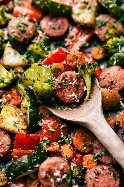 One Pan Italian Sausage and Veggies Italian Sausage And Veggies, Sausage And Veggies, Healthy Taco Recipes, Italian Sausage Recipes, Healthy Italian, Bariatric Eating, Cheap Healthy, Carb Dinner, Hearty Dinner