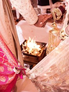 Wedding Aesthetic Picture, South Indian Couple Wedding, Hindu Wedding Aesthetic, Anand Karaj Outfit, Indian Wedding Photo Ideas, Indian Wedding Photoshoot, Couples Wedding Photography, Aesthetic Wedding Photos, Hindu Wedding Photos