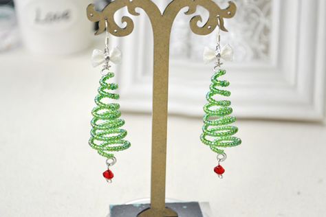 How to maike wire Christmas tree earrings Wire Christmas Tree, Wire Ornaments, How To Make Christmas Tree, Beading Crafts, Tree Earrings, Christmas Tree Earrings, Beaded Christmas Ornaments, Christmas Bead, Family Crafts