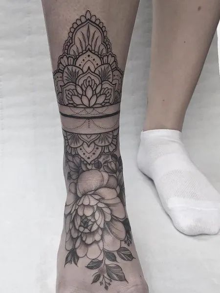 Mandala Ankle Tattoo Foot Mandala Tattoo, Mandala Tattoo Ideas For Women, Mandala Ankle Tattoo, Mandala Sun Tattoo, Henna Ankle, Mandala Chest Tattoo, Henna Tattoo Back, Mandala Foot Tattoo, Butterfly Mandala Tattoo